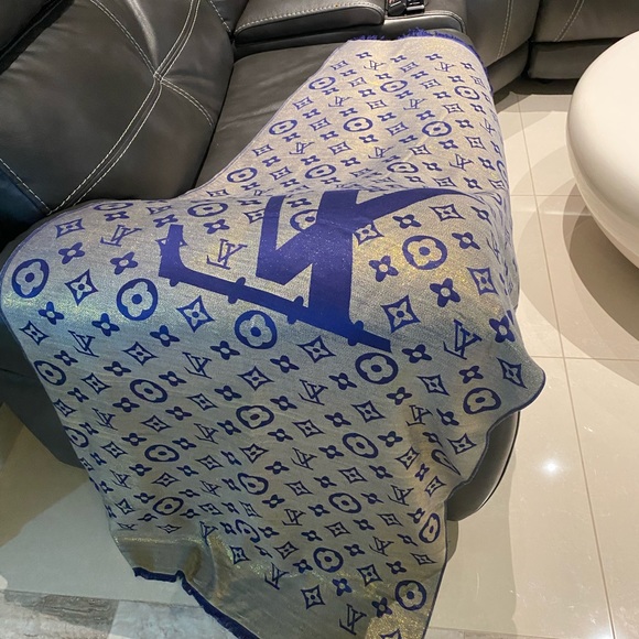 Beautiful scarf in brand new condition. - Picture 5 of 8